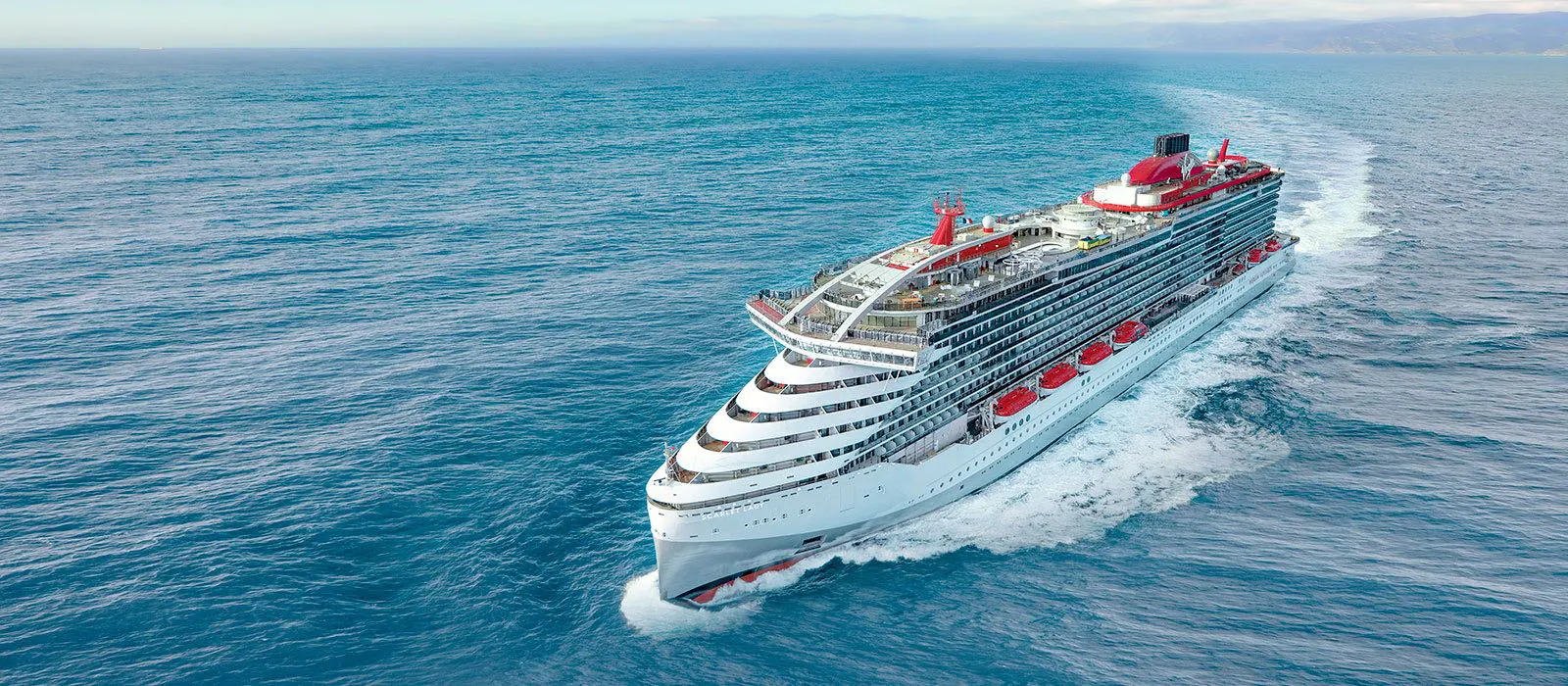 Scarlet Lady von Virgin Voyages auf See