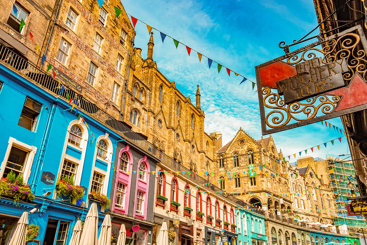 Royal Mile Walk, Holyroodhouse Palace & Lunch