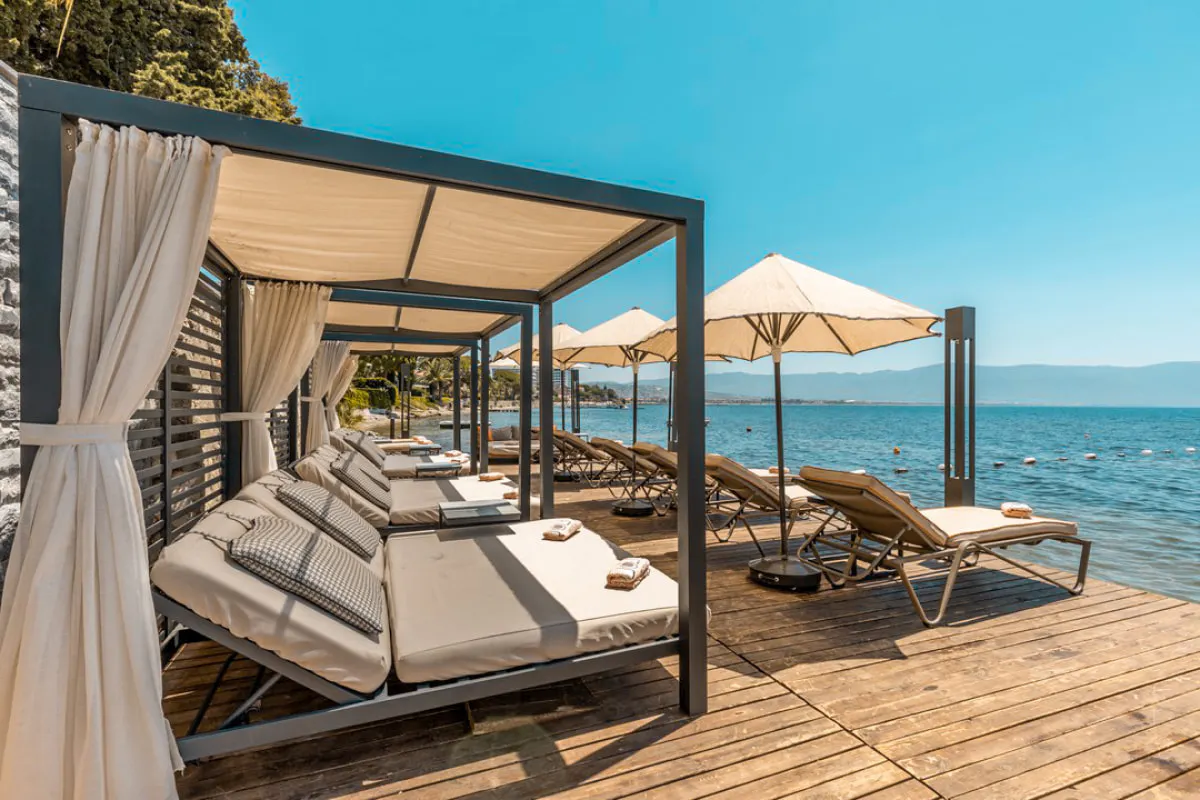 Deluxe Beach Club Escape