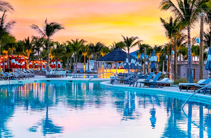 Reposeras y sol en The Beach Club at Bimini