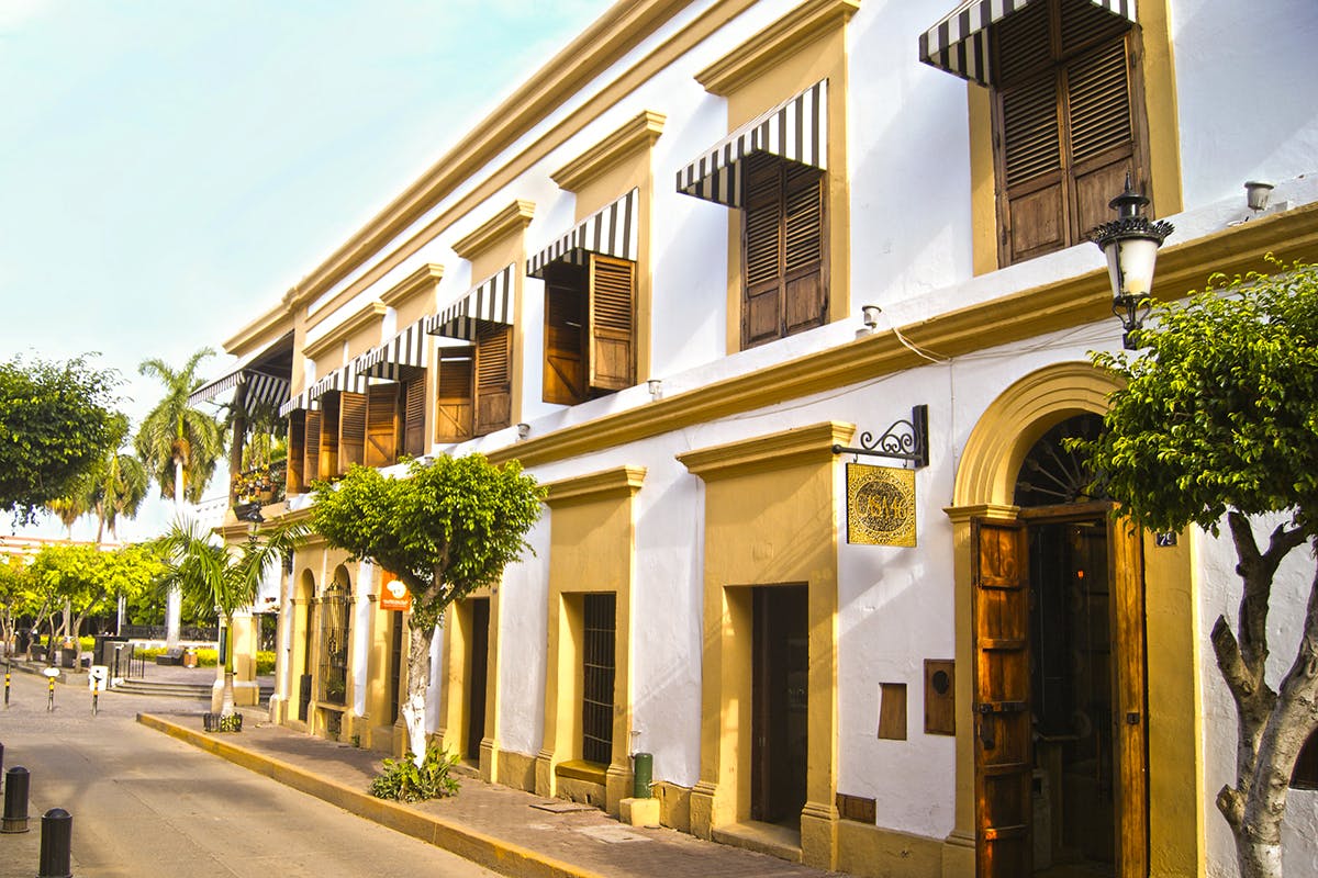 Cathedrals & Cliffs (Walking Tour)